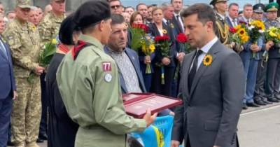 Зеленский присвоил Героя Украины посмертно двум бойцам: орден вручили родителям