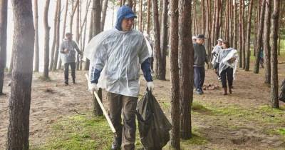 Алиханов принял участие в уборке мусора на побережье в Куликово