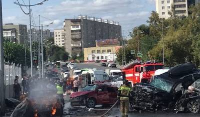 В Тюмени ДТП на мосту к галерее "Вояж": 5 машин разбиты, одна из них сгорела