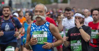 ФОТО: люди по столичным улицам бегут Рижский марафон