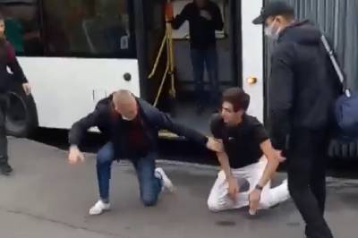 Конфликт с кондуктором автобуса закончился стрельбой и массовой дракой в Петербурге – видео