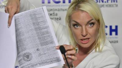 Волочкова обвинила известную певицу в авторстве фото, на котором она справляет нужду