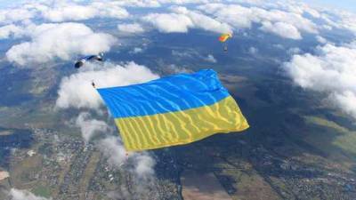 Украинский военный установил рекорд с национальным флагом в небе