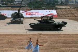 В оккупированном Севастополе девушки "плясали" с танками