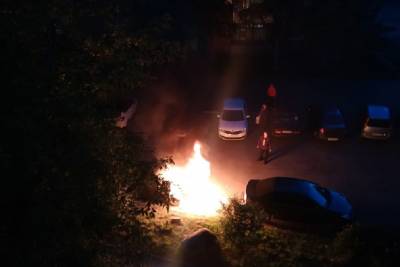 Фото: Audi A4 сгорела в Сосновом Бору