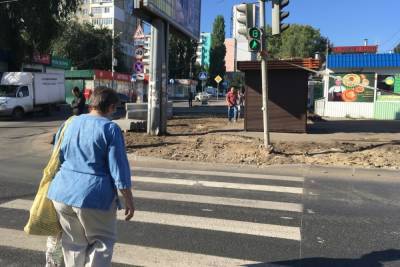 В Саратове делают пешеходный переход, упирающийся в столб