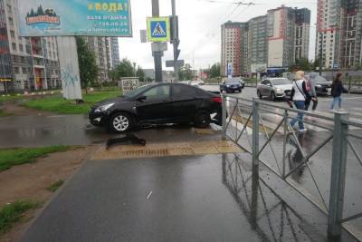Иномарка сбила двух мотоциклистов на Кушелевской дороге