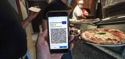 В Италии мужчину оштрафовали за обед в пиццерии без COVID-паспорта