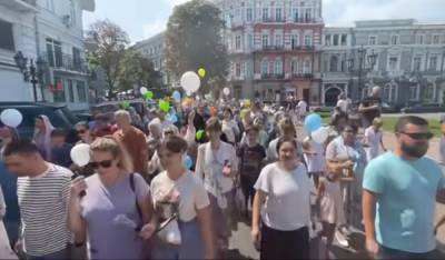 В Одессе тысячи верующих Украинской православной церкви прошли в марше за традиционные семейные ценности