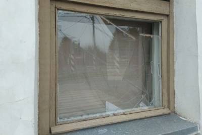Новгородские вандалы разнесли пляж и разбили окна в детской школе искусств
