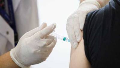 В Израиле разрешат вакцинировать третьей дозой всех желающих