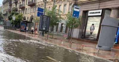 Киев снова затопило: столичные улицы превратились в реки (ФОТО, ВИДЕО)