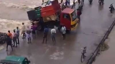 В Индии мусор грузовиками скидывают прямо в океан