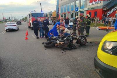 Мотоциклист находится в тяжелом состоянии после аварии в Твери
