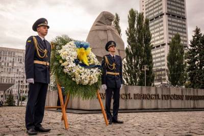 Курсанты и студенты МВД почтили память защитников Украины - lenta.ua - Украина - Одесса - Харьков