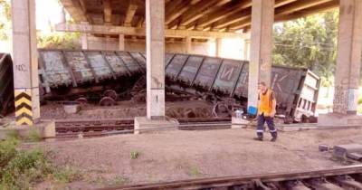 В Запорожье под мостом "Тещин язык" перевернулся поезд: разбились 4 вагона (фото, видео)