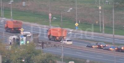 На Калужском шоссе в Москве перекрыли движение из-за опрокинувшегося грузовика