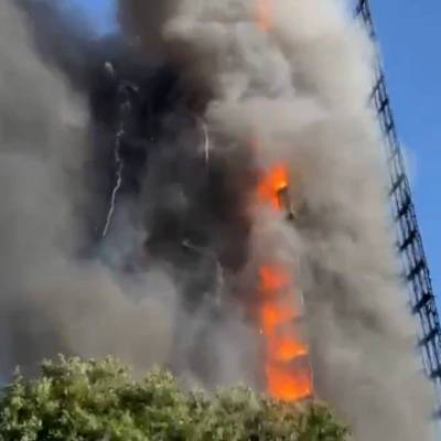 Многоэтажный дом горит в итальянском Милане