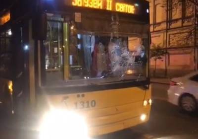 В Киеве двое мужчин мужчины разбили окна троллейбуса и напали на водителя