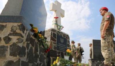 "Крим - це Україна", - на админгранице с оккупированным Крымом открыли памятный знак в форме гранитного сердца