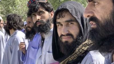 Пакистан показал кадры с позирующими на фоне американской техники талибами