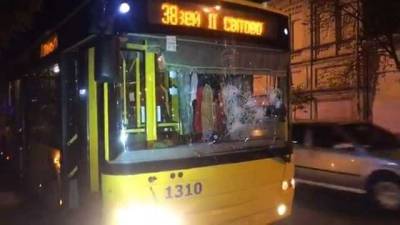 В центре Киева неадекваты напали на троллейбус: на помощь бросился курьер на байке