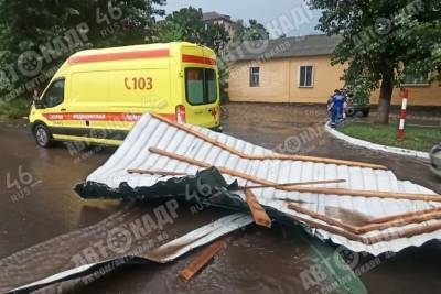 В Курске на улице Асеева на автомобиль скорой помощи упала крыша кафе