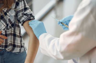 Российские врачи рассказали о частоте аллергических реакций на вакцины от COVID-19