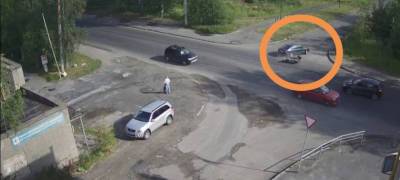 Мотоциклист врезался в автомобиль на перекрестке в Петрозаводске (ВИДЕО)