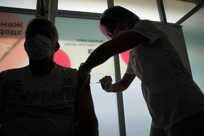 Не желающие делать прививки от COVID-19 россияне оказались троечниками