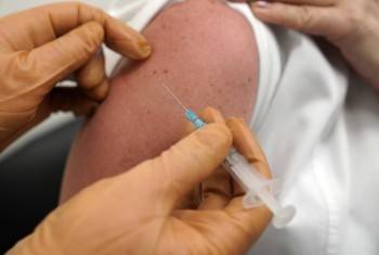 Россиянам рассказали об аллергических реакциях на вакцину от ковида