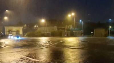 Сильный ливень затопил Привокзальную площадь в Ломоносове