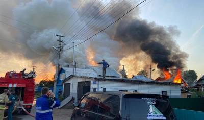 В Уфе произошел крупный пожар в трех частных домах