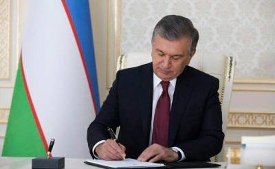 Мирзиёев подписал закон, позволяющий отстранять от работы сотрудников, которые не прошли вакцинацию