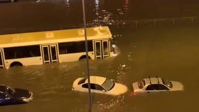 Петербуржцы пожаловались на массовые подтопления дорог из-за ливня