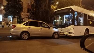 В Тольятти День ВДВ завершился столкновением легковушки с троллейбусом