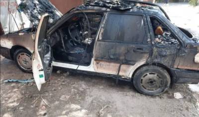 В Ленинском районе Астрахани сгорели хозпостройка и автомобиль