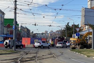 Автомобильная пробка собралась в центре Тулы из-за ремонта трамвайных путей