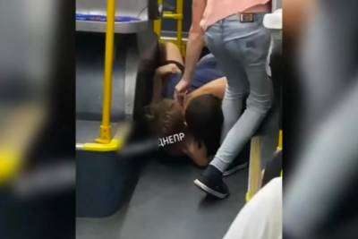 "Это моя жена!": в Днипре пассажир троллейбуса напал на женщину и попал на видео