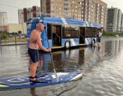 Погода ухудшается: в Петербург идут сильные дожди, ветер усилится до 23 метров в секунду