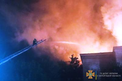 Масштабный пожар в Запорожье: горел жилой дом, людей временно отселили, ведется расследование