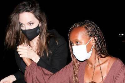 Анджелина Джоли с дочерью Захарой на концерте в Лос-Анджелесе