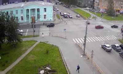 Ребенка чуть не сбили на пешеходном переходе в Петрозаводске