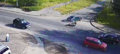Мотоциклист без прав врезался в автомобиль в Петрозаводске (ВИДЕО)