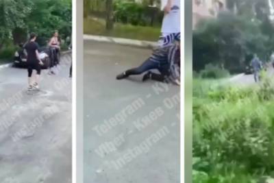 Неадекватные дети набросились на прохожего в Киеве и задули его газом
