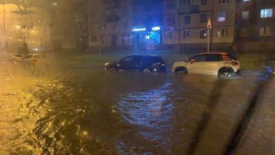 В Петербурге из-за ливней дороги вместе с машинами и автобусами ушли под воду
