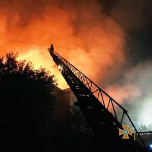 В ГСЧС опубликовали видео с места пожара на Металлургов в Запорожье