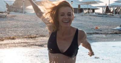 43-летняя Толкалина порезвилась на пляже в пикантном виде, перед которым не устоит ни один турист