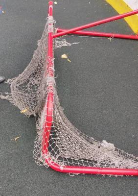 Хоккейные ворота упали на десятилетнего мальчика на стадионе в Москве