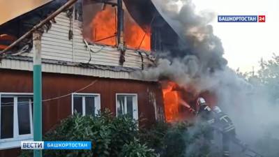 Серьезный пожар в Уфе: загорелись три жилых дома